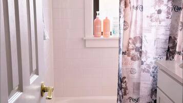 Secador de cabelo, toalhas de banho, sabonete, papel higiênico