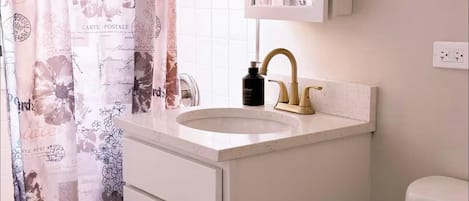 ヘアドライヤー、タオル、石鹸、トイレットペーパー