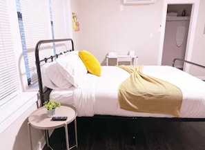 Iron/ironing board, WiFi, bed sheets