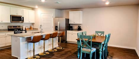 Micro-ondes, four, plaque de cuisson, lave-vaisselle