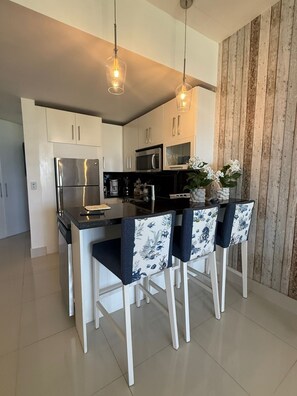 Fridge, microwave, stovetop, dishwasher