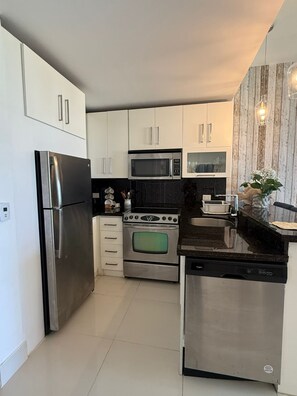 Fridge, microwave, stovetop, dishwasher