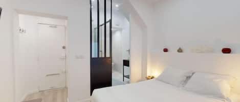 SystĂšme dâinsonorisation, fer et planche Ă repasser, lit de bĂ©bĂ©