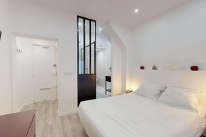 Soundproofing, iron/ironing board, cots/infant beds - Luxurious and Cosy Apt in The Center of Paris 14 (Paris)