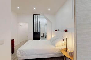 Soundproofing, iron/ironing board, cots/infant beds - Luxurious and Cosy Apt in The Center of Paris 14 (Paris)