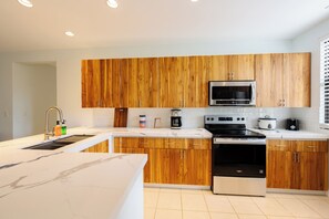 Refrigerador, microondas, horno y lavavajillas 