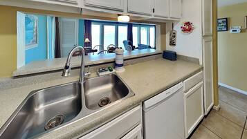 Condo (3 Bedrooms) | Property amenity