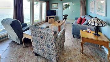 Condo (3 Bedrooms) | Property amenity