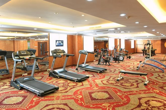 Ett hotellgym med löpband, motionscyklar och styrketräningsmaskiner.