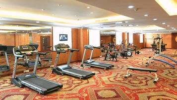 Ett hotellgym med löpband, motionscyklar och styrketräningsmaskiner.