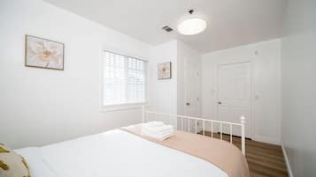 2 bedrooms, desk, iron/ironing board, free WiFi