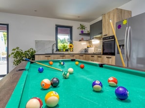 Hus (Four Bedroom Holiday House Mali Raj w) | Spillrom