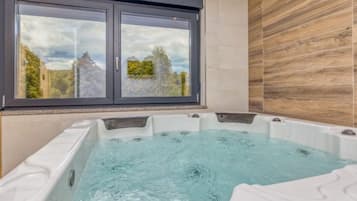 Casa (Four Bedroom Holiday House Mali Raj w) | Alberca techada