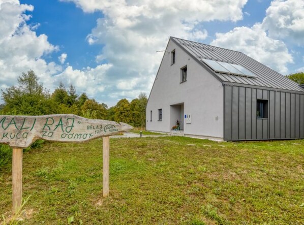 Rumah (Four Bedroom Holiday House Mali Raj w) | Eksterior