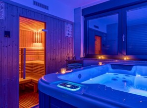 Uma sala de sauna com interior em madeira e uma janela grande.