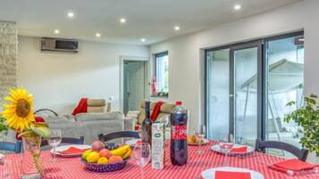 House (Four Bedroom Holiday House Mali Raj w) | Dining room
