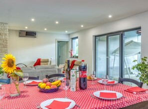 Rumah (Four Bedroom Holiday House Mali Raj w) | Ruang makan