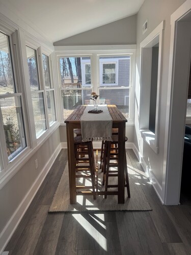 Charming 2-bedroom cottage in Delavan, Walk to Lake!