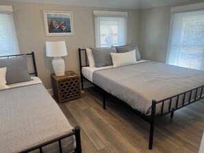 2 عدّة غرف نوم ومكواة/لوح كي وسرير سفر وواي فاي مجانًا