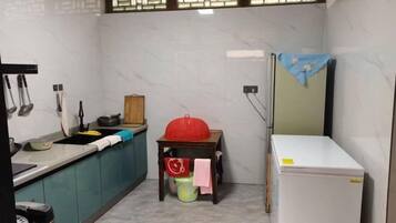 Uma cozinha compacta com pia, fogão e geladeira.