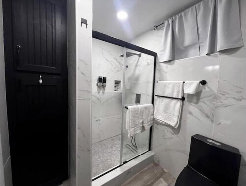 Ideal Studio Apartment,  AC, WIFI & parking, minutes from Stadium and the city
