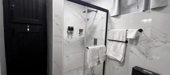 Ideal Studio Apartment,  AC, WIFI & parking, minutes from Stadium and the city