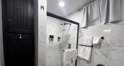 Ideal Studio Apartment, AC, WIFI & parking, minutes from Stadium and the city
