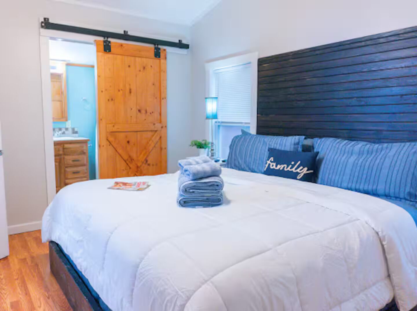 2 quartos, ferros/tábuas de passar roupa, Wi-Fi, roupa de cama