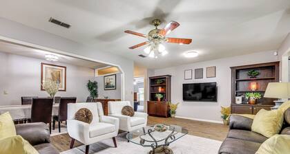 BBQ Ready: Hawthorne Home w/ Screened-In Patio
