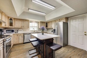 Fridge, microwave, stovetop, dishwasher