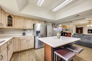 Fridge, microwave, stovetop, dishwasher