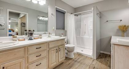BBQ Ready: Hawthorne Home w/ Screened-In Patio
