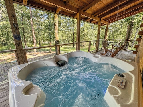 Luxury cabin getaway on a 40 acre retreat