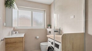 Shower, hair dryer - Sugar Blush St Kilda Pet Friendly Home (St Kilda)