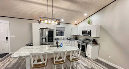 New Modern | Firepit | 4BR/ 3 Baths