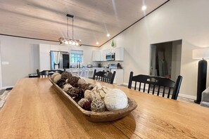 Dining - New Modern | Fire Pit | 4 BR/3 Baths (Brewer)