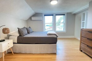Desk, iron/ironing board, WiFi, bed sheets