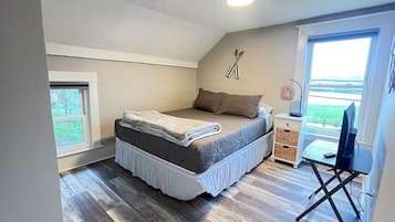 Escritorio, tabla de planchar con plancha, wifi y ropa de cama