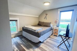 Desk, iron/ironing board, WiFi, bed sheets