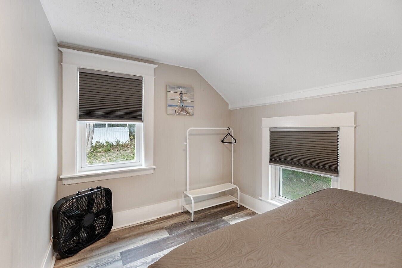 Desk, iron/ironing board, WiFi, bed sheets