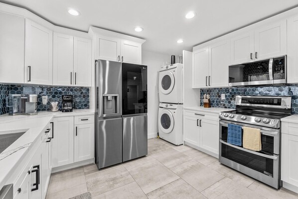 Fridge, microwave, oven, stovetop - Newly remodeled-minutes from the beach (St. Petersburg)