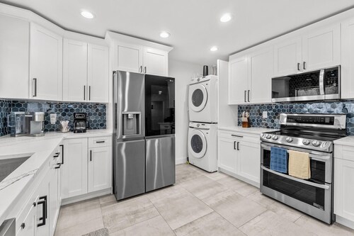 Newly remodeled-minutes from the beach