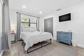 2 bedrooms, desk, iron/ironing board, WiFi