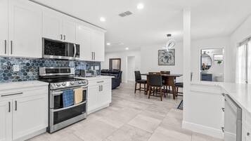 雪櫃、微波爐、焗爐、爐具