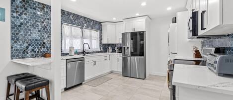 Refrigerador, microondas, horno y parrilla de estufa