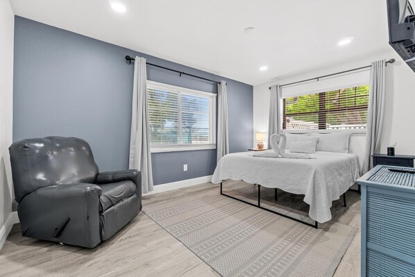 2 bedrooms, desk, iron/ironing board, WiFi