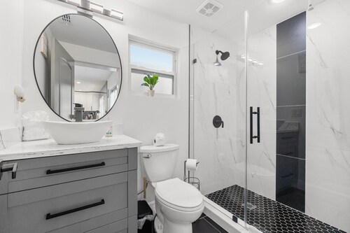Newly remodeled-minutes from the beach