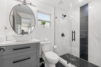 Newly remodeled-minutes from the beach
