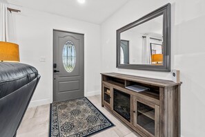 Interior - Newly remodeled-minutes from the beach (St. Petersburg)