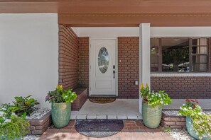 Exterior detail - Newly remodeled-minutes from the beach (St. Petersburg)